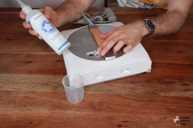 Der Glasreiniger wird in den Wassertank des Ecovacs WINBOT W1 PRO gefüllt.